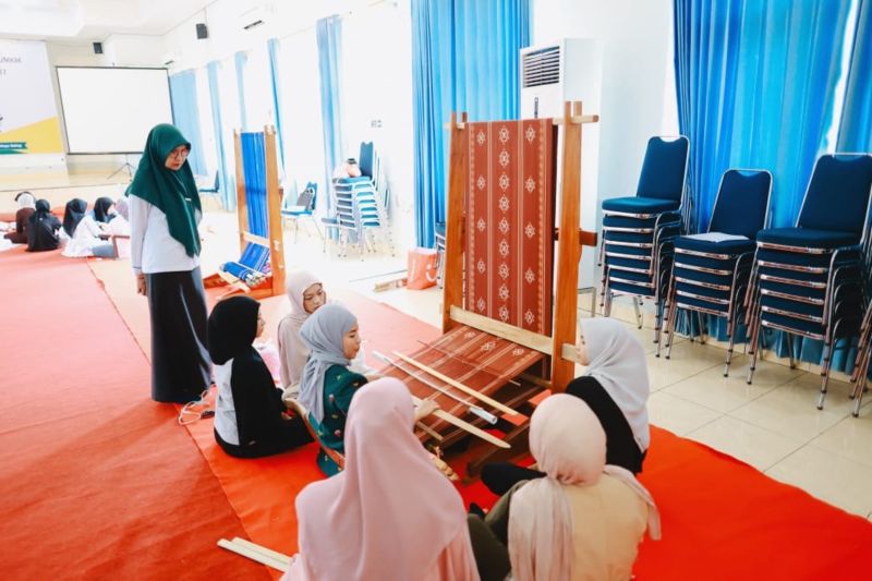 Pemkab Kolaka dan Antam latih UMKM kembangkan rajutan dan kain mantik